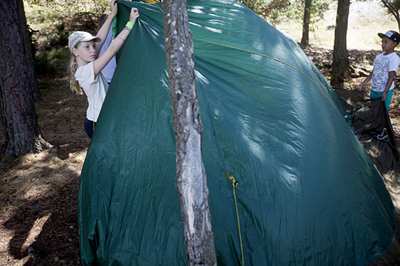 Barn som reser ett tält - Fotograf: Lars Epstein