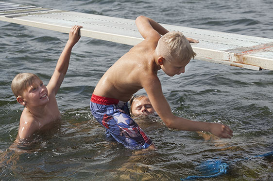 Barn i vatten - Fotograf: Lars Epstein