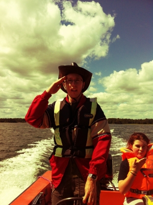 Kapten Eric styr en båt